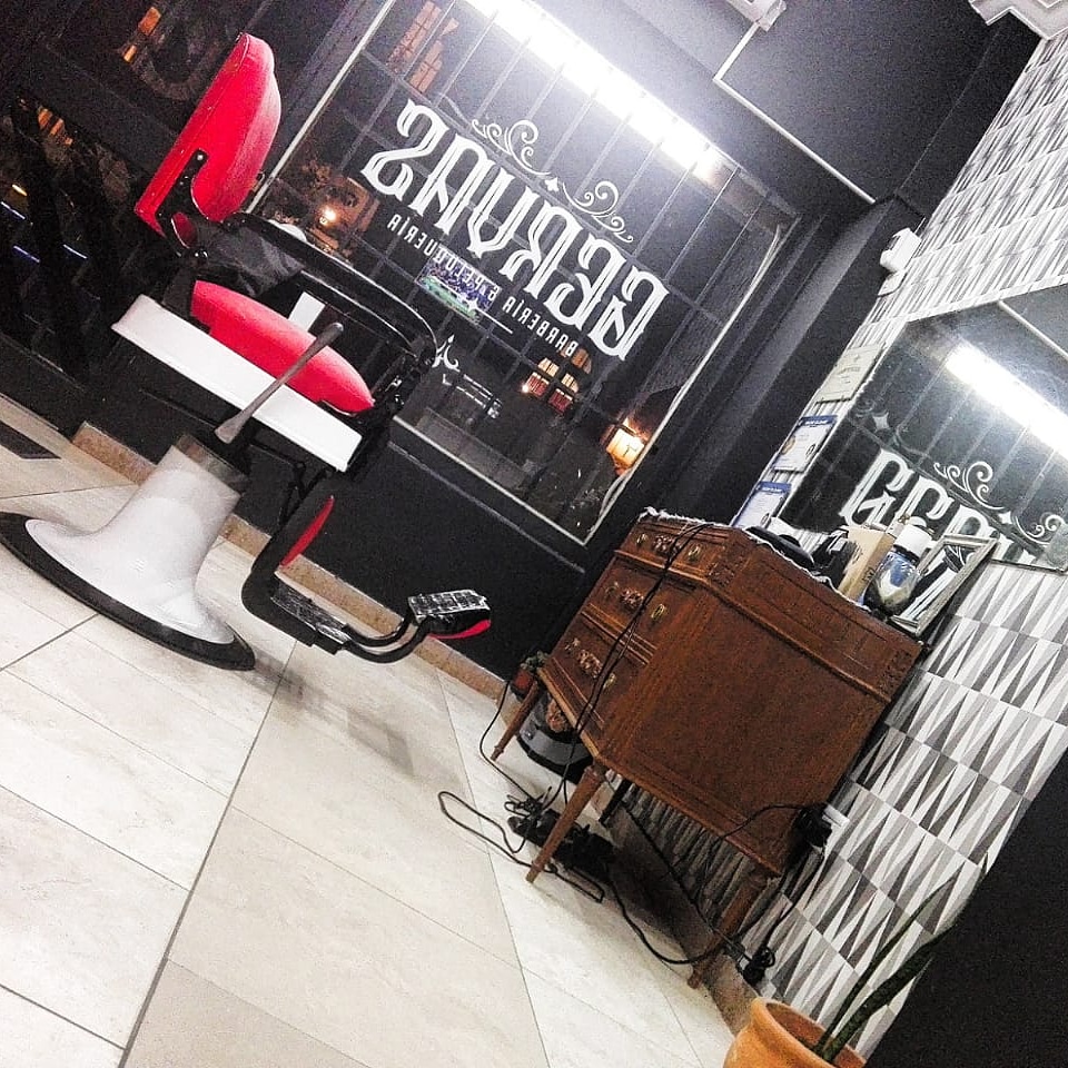 Rincón de Gervas Barbería con banqueta de bar y monograma de la marca