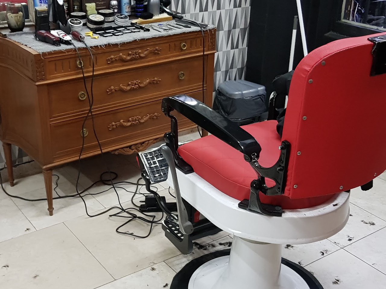 Estantería con productos Morgan's Pomade en Gervas Barbería
